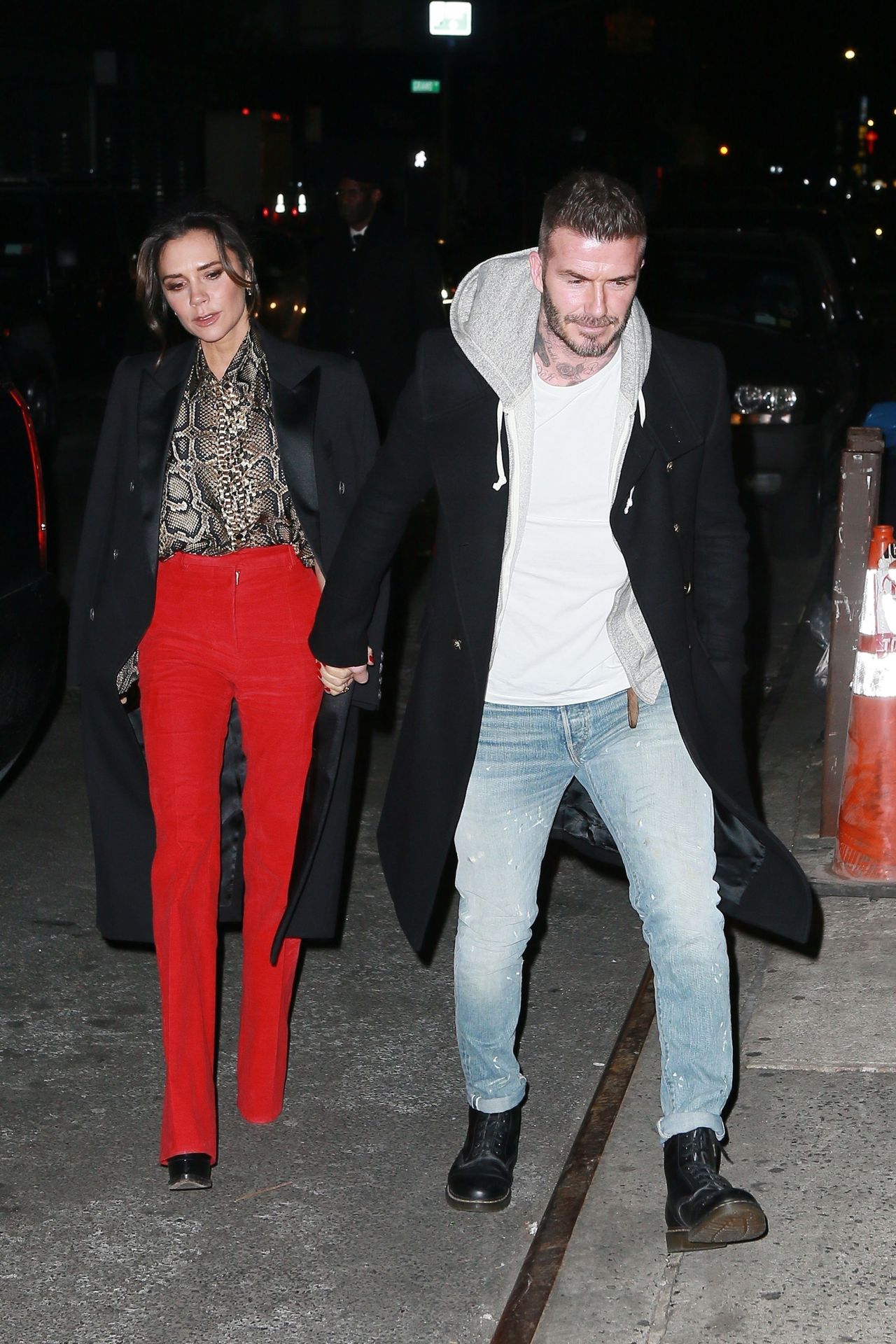 Victoria Beckham pokazuje, jak optycznie wydłużyć nogi - to skuteczny trik! (ZDJ