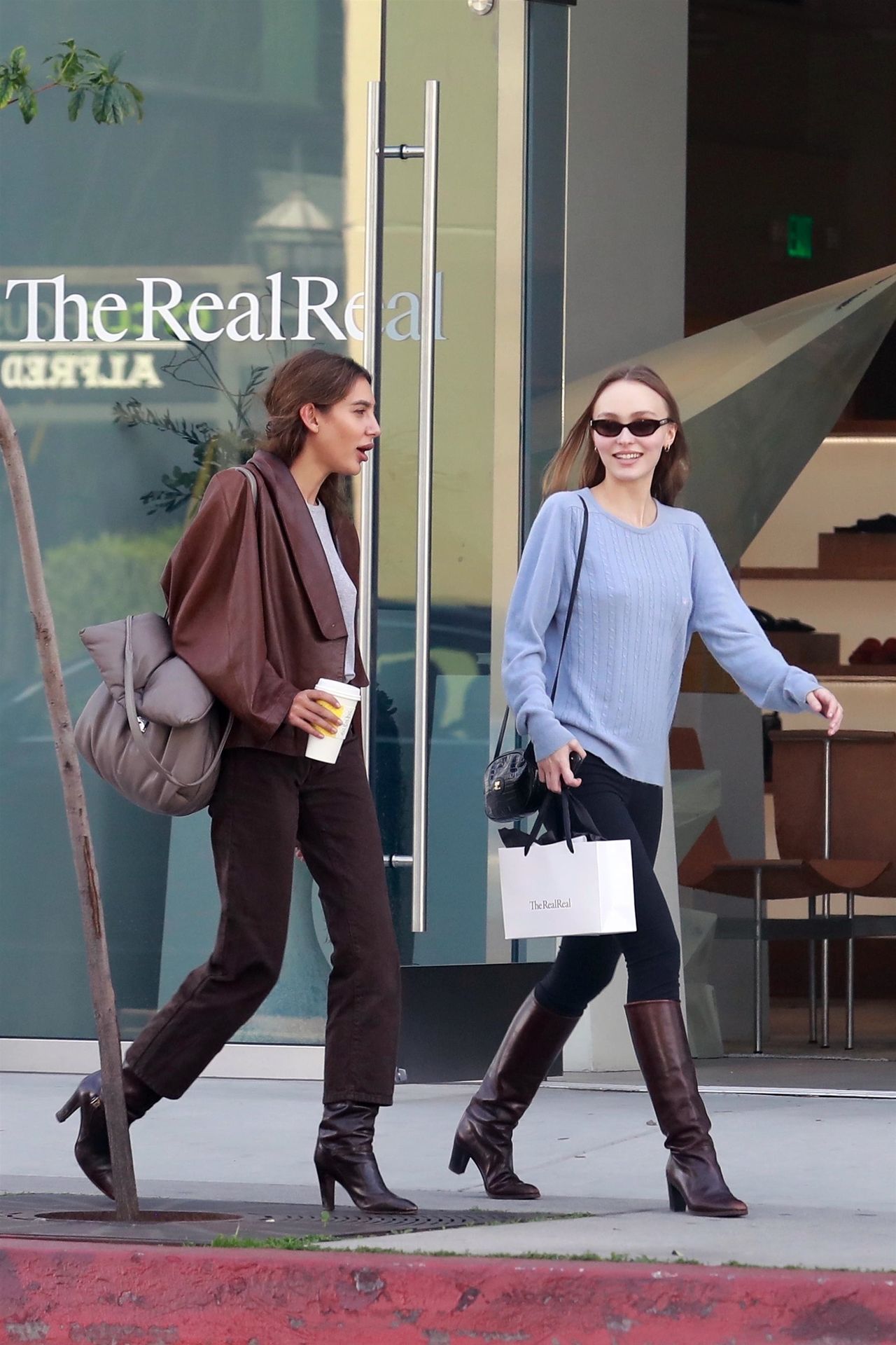 Córka Johnny'ego Deppa, Lily Rose, bez stanika na kawie z koleżanką (ZDJĘCIA)