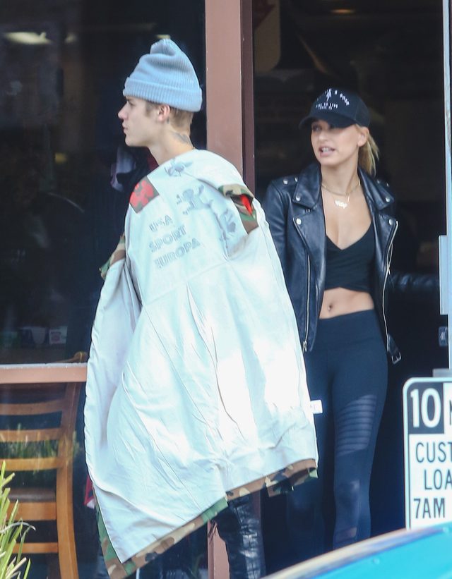 Jest nagranie z momentu, gdy Bieber poznaje Hailey Baldwin 