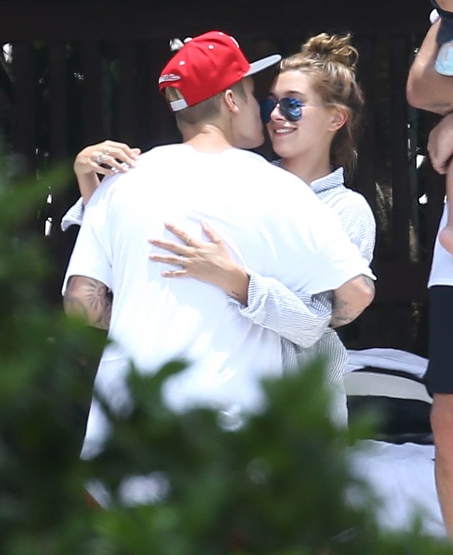 Jest nagranie z momentu, gdy Bieber poznaje Hailey Baldwin 