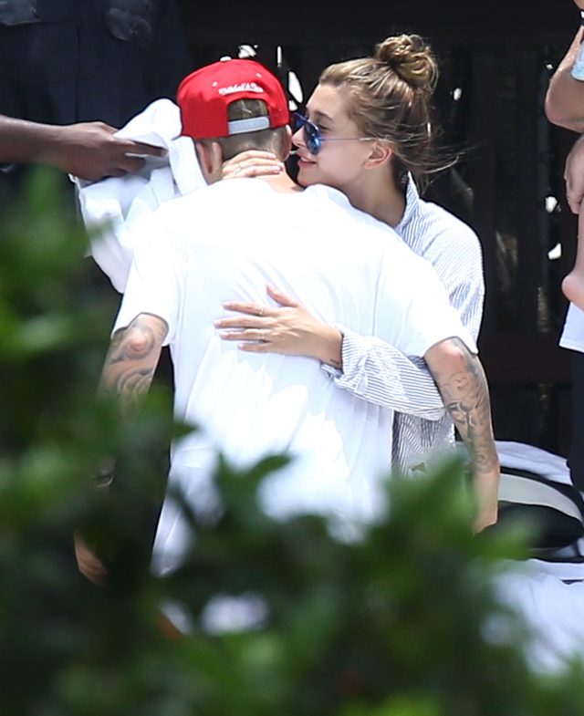 Jest nagranie z momentu, gdy Bieber poznaje Hailey Baldwin 