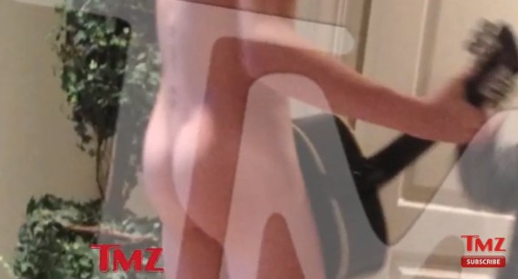 Nagi Justin Bieber straszy babcię (FOTO) Nagi Justin Bieber straszy babcię (FOTO)