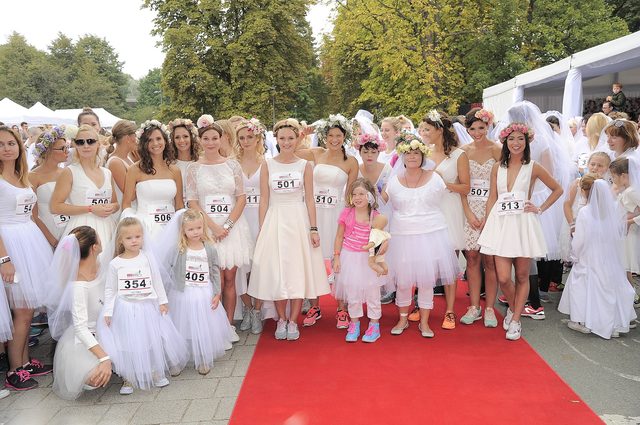 Gwiazdy w sukniach ślubnych w dorocznym biegu charytatywnym Gwiazdy w sukniach ślubnych w dorocznym biegu charytatywnym