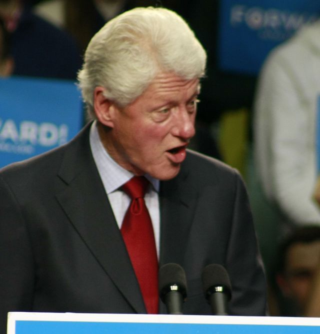 Po Billu Clintonie widać tę tajemniczą chorobę? (FOTO)