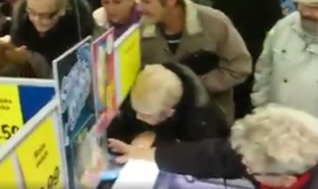 Zaczęło się! Oto pierwsza BITWA o świątecznego karpia w LIDLU (VIDEO)