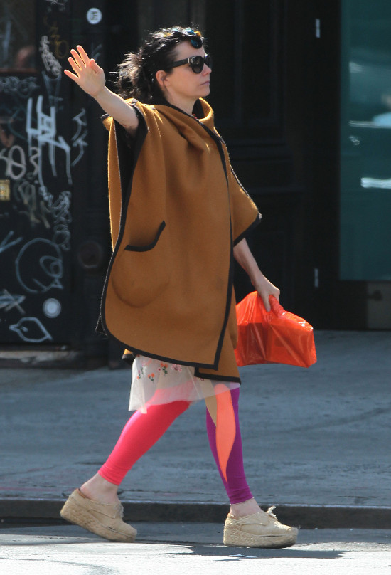 Bjork w Nowym Jorku łapała taksówkę (FOTO)