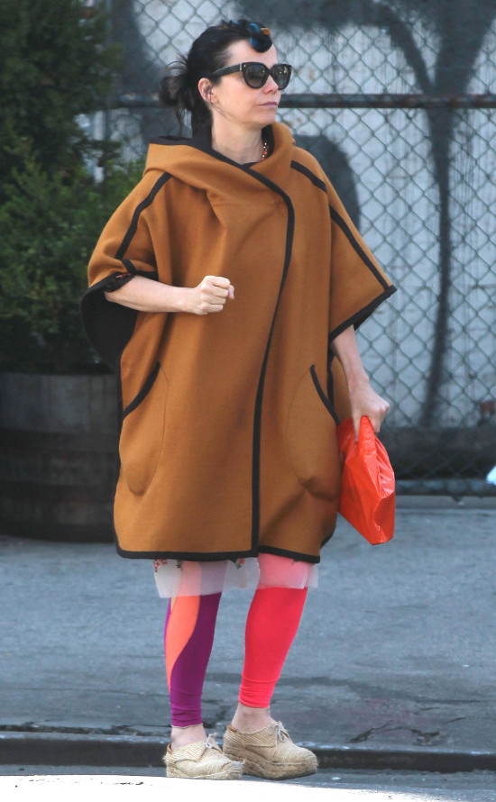 Bjork w Nowym Jorku łapała taksówkę (FOTO)