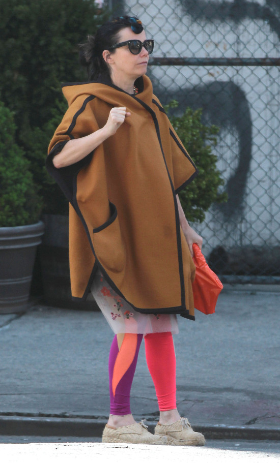 Bjork w Nowym Jorku łapała taksówkę (FOTO)