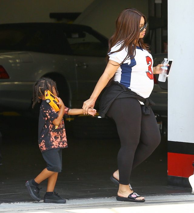 Blac Chyna z synek Cairo na zakupach (FOTO) Blac Chyna z synek Cairo na zakupach (FOTO)