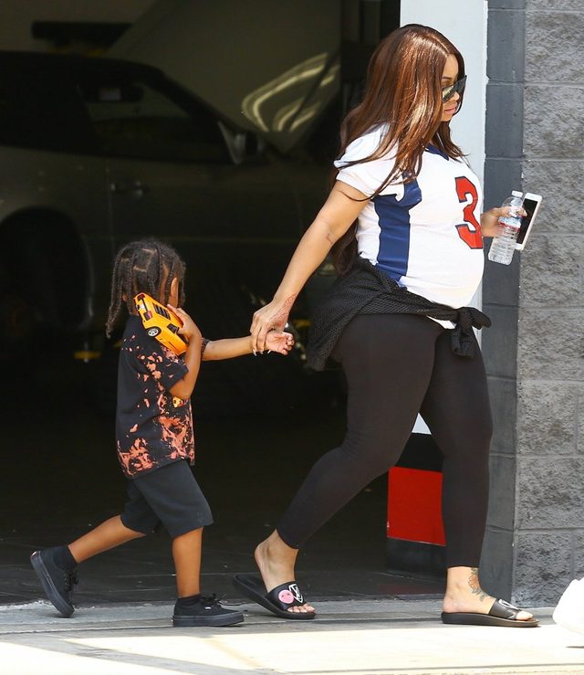 Blac Chyna z synek Cairo na zakupach (FOTO)
