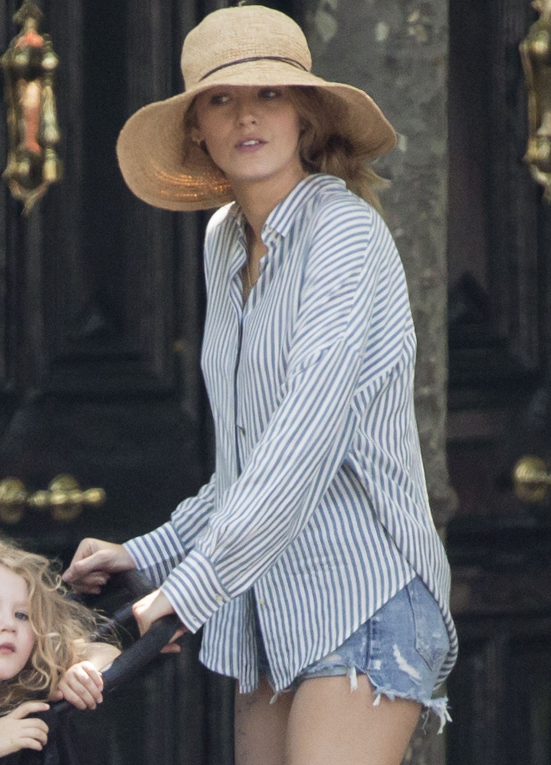 Szczuplutka Blake Lively bawi się z dziećmi (ZDJĘCIA)