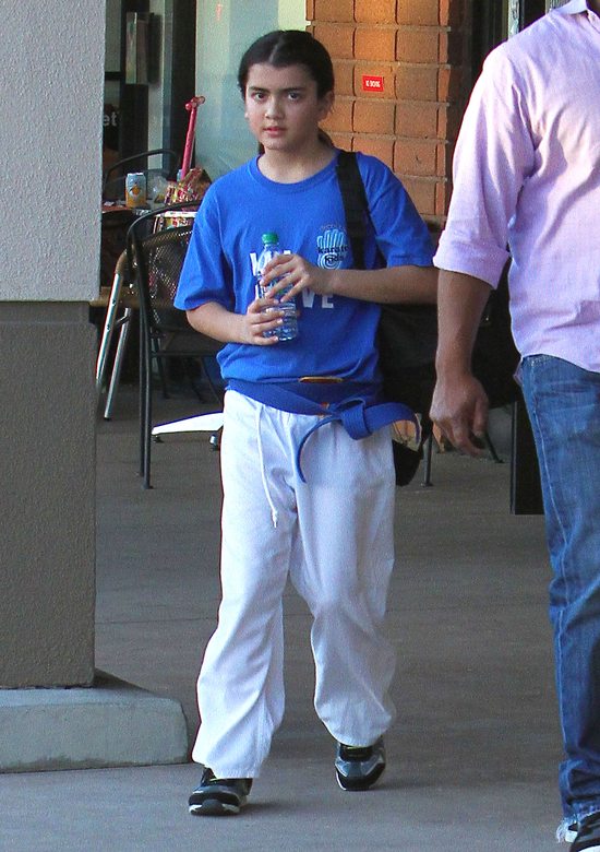 Syn Michaela Jacksona nie rozstaje się z ochroną (FOTO)