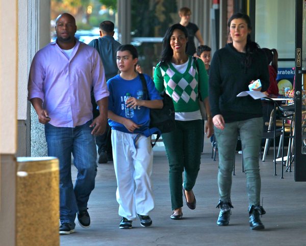 Syn Michaela Jacksona nie rozstaje się z ochroną (FOTO)