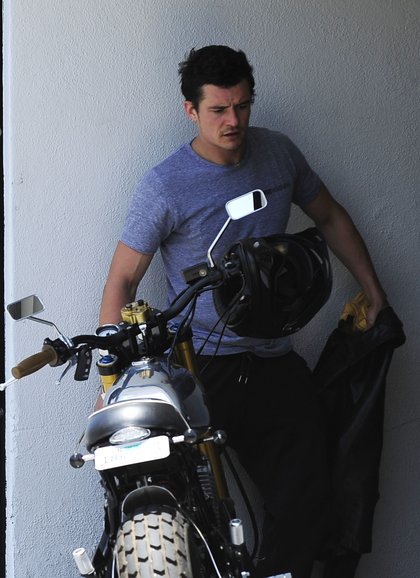Orlando Bloom śmiga na motorze (FOTO)