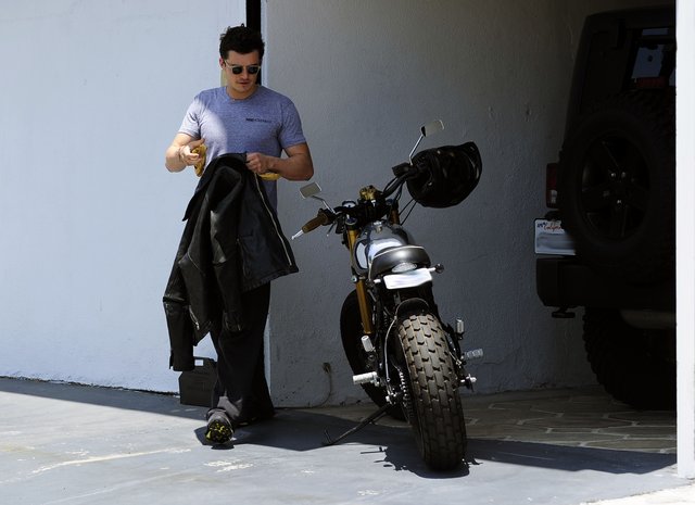 Orlando Bloom śmiga na motorze (FOTO)