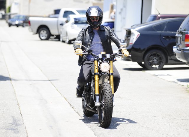 Orlando Bloom śmiga na motorze (FOTO)