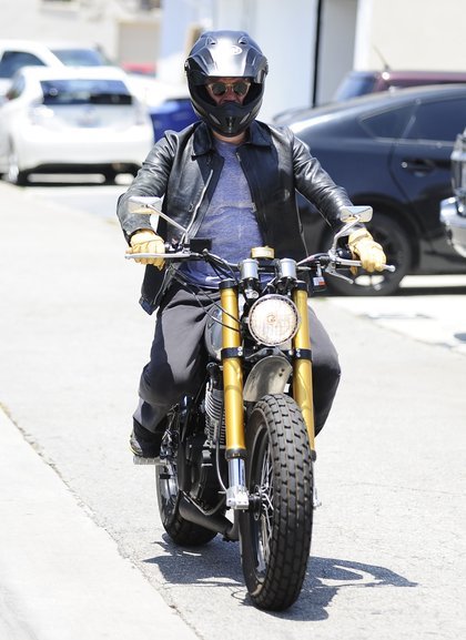 Orlando Bloom śmiga na motorze (FOTO)