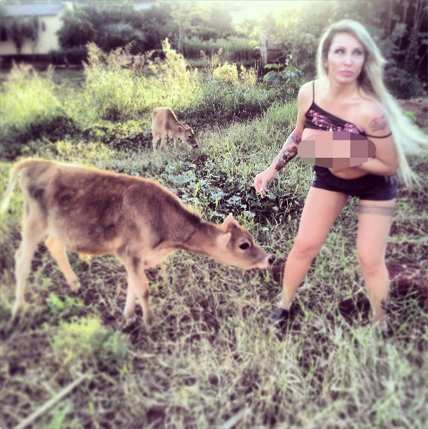 Modelka karmiła piersią… cielaka! (FOTO)