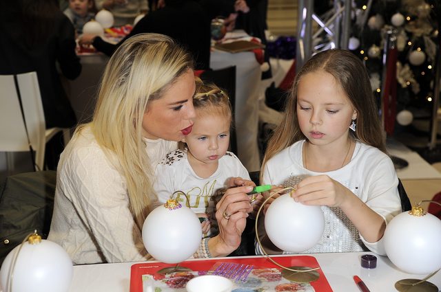 Gwiazdy i celebrytki malują bombki (FOTO)
