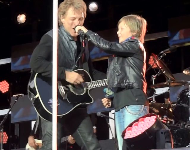 Bon Jovi zaśpiewał z fanem (VIDEO) Bon Jovi zaśpiewał z fanem (VIDEO)