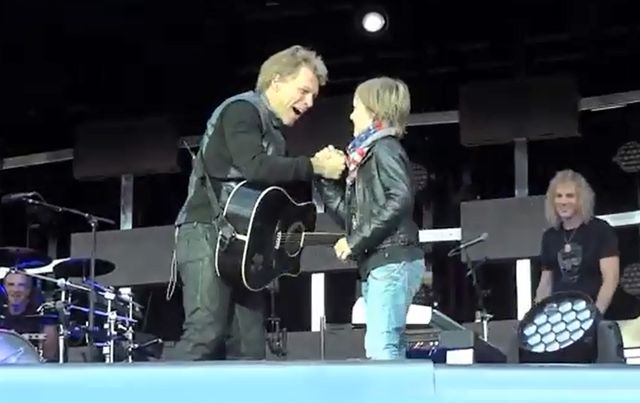Bon Jovi zaśpiewał z fanem (VIDEO) Bon Jovi zaśpiewał z fanem (VIDEO)