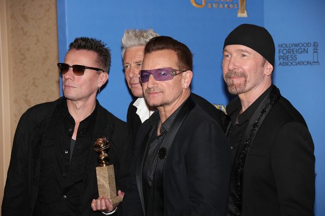 Bono z flagą Solidarności na koncercie w Berlinie [VIDEO]