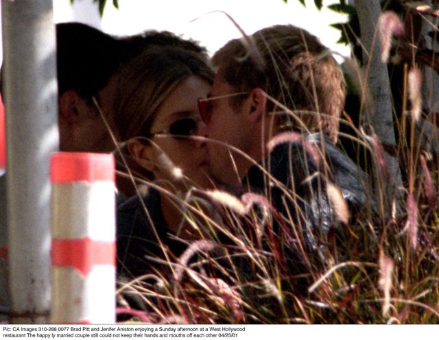 Jennifer Aniston tuli i całuje bobasa (FOTO)