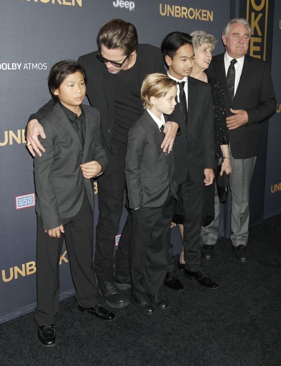 Brad Pitt i dzieci wspierają chorą Angelinę (FOTO)