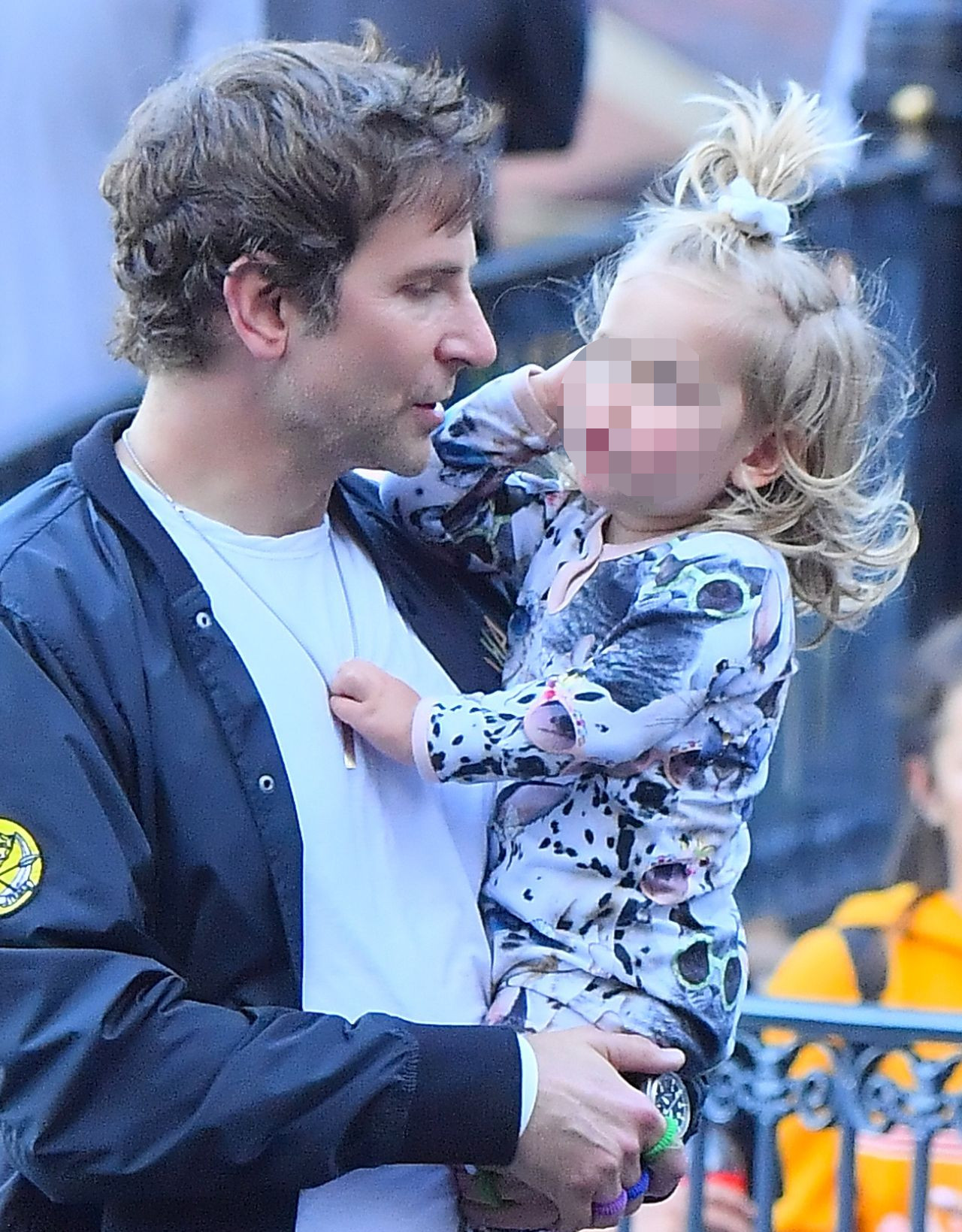 Irina Shayk i Bradley Cooper z córeczką na spacerze (ZDJĘCIA)