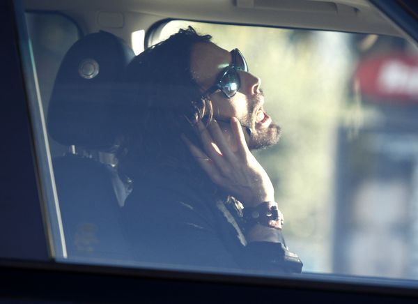 Brand rozmawia przez komórkę i dłubie w nosie za kierownicą