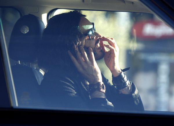 Brand rozmawia przez komórkę i dłubie w nosie za kierownicą