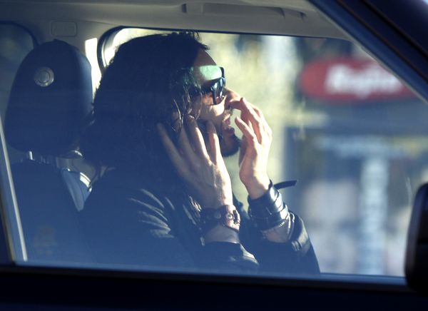 Brand rozmawia przez komórkę i dłubie w nosie za kierownicą