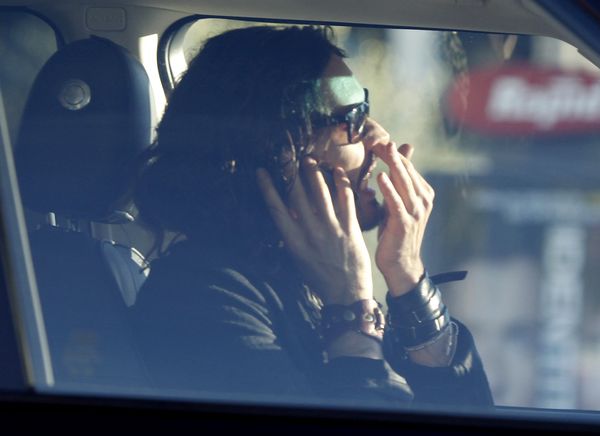 Brand rozmawia przez komórkę i dłubie w nosie za kierownicą