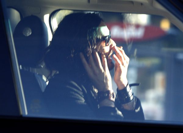 Brand rozmawia przez komórkę i dłubie w nosie za kierownicą