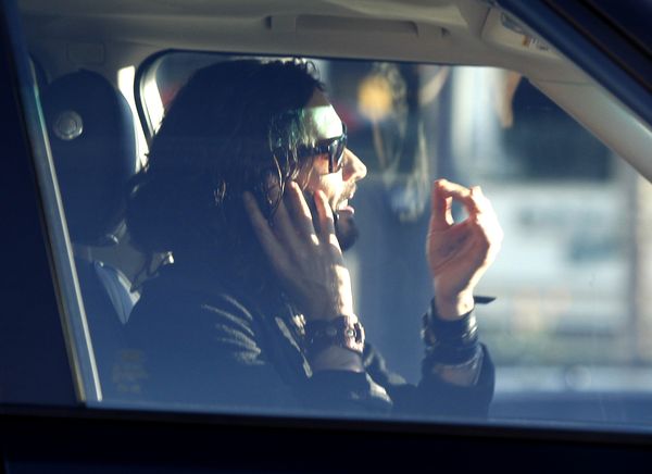 Brand rozmawia przez komórkę i dłubie w nosie za kierownicą