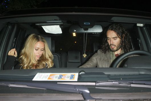 Russell Brand z tajemniczą blondynką (FOTO)