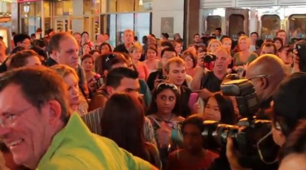 Ten chłopak pokazał, że i ty możesz zostać celebrytą [VIDEO]