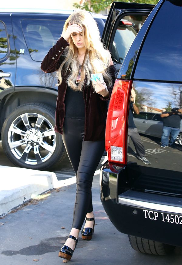 Briana Jungwirth, mama syna Louisa Tomlinsona, przed domem