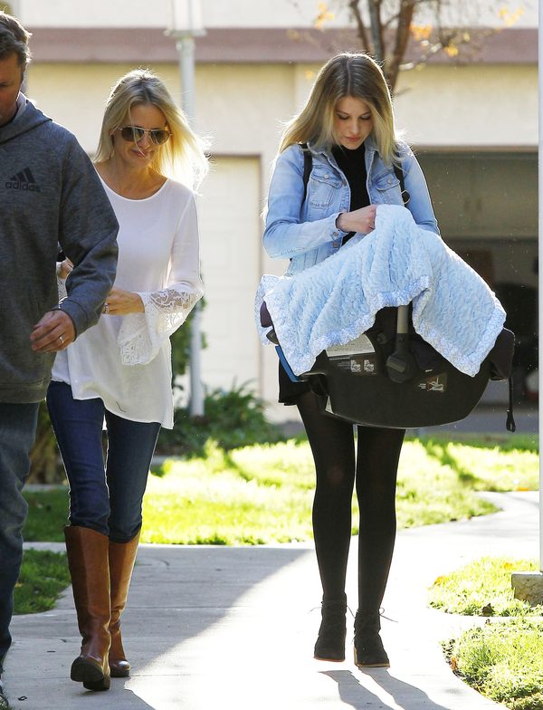 Briana Jungwirth, mama syna Louisa Tomlinsona, przed domem