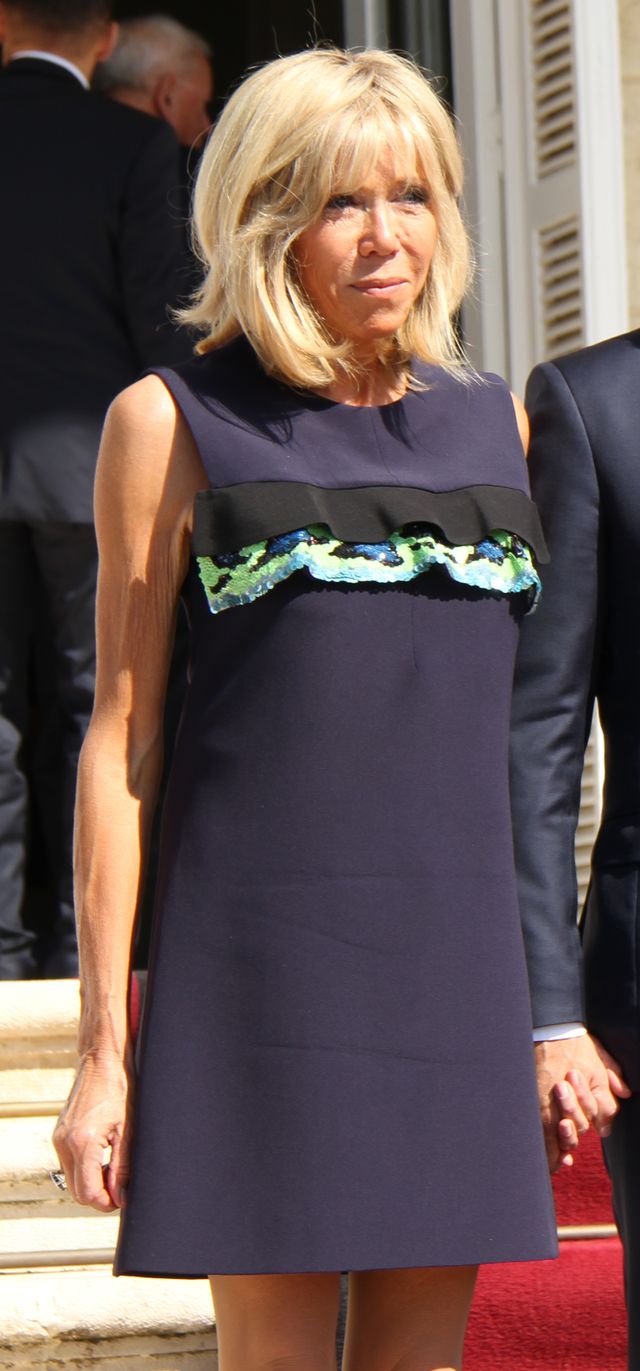 Brigitte Macron założyła mini i odsłoniła ramiona, a tam... (ZDJĘCIA)