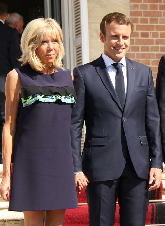 Brigitte Macron założyła mini i odsłoniła ramiona, a tam... (ZDJĘCIA)