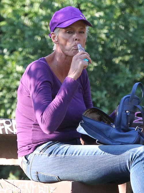 Brigitte Nielsen lubi się napić w plenerze (FOTO)