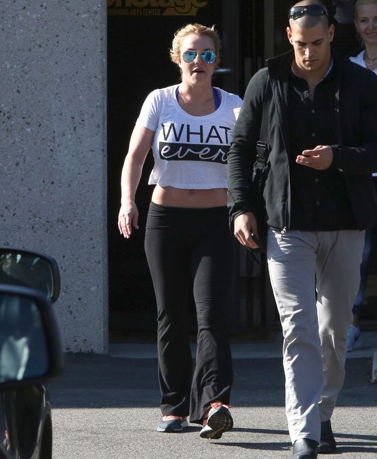 Brzuch Britney Spears - okładka vs. rzeczywistość (FOTO)