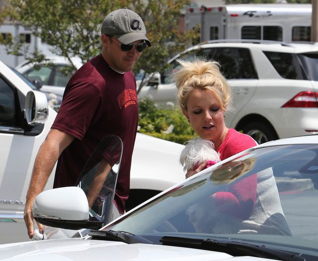 Britney Speras, David Lucado i... mały, biały piesek (FOTO)