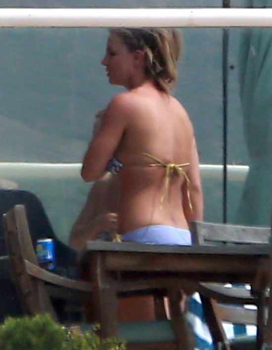 Britney Spears pokazała zgrabny brzuszek (FOTO)