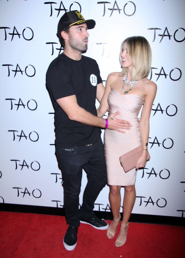 Brody Jenner nie mógł utrzymać rąk przy sobie (FOTO) Brody Jenner nie mógł utrzymać rąk przy sobie (FOTO)