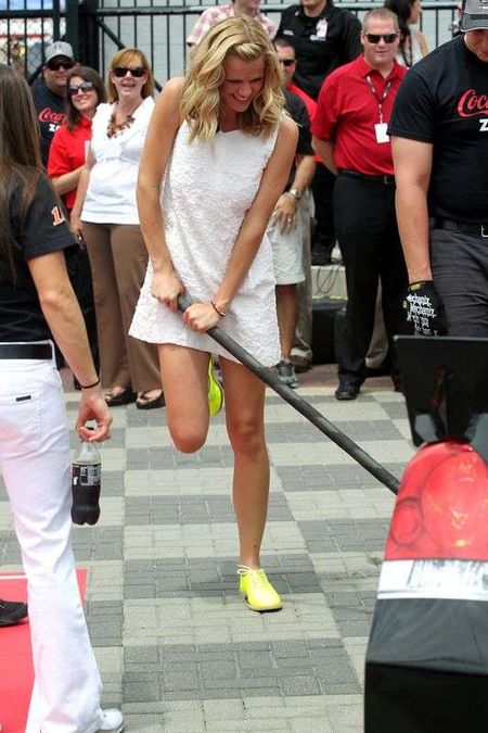 Brooklyn Decker na wyścigach samochodowych