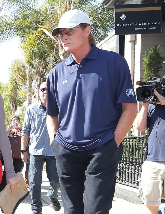 Bruce Jenner maluje paznokcie na fioletowo