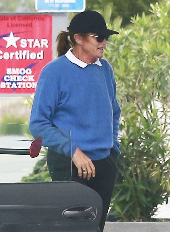 Bruce Jenner do Kim (pokazując różowe paznokcie u stóp):