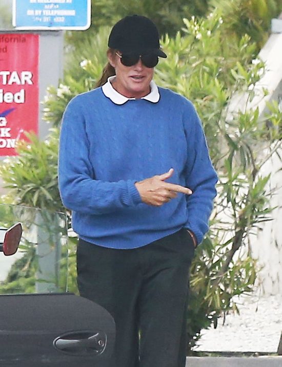 Bruce Jenner do Kim (pokazując różowe paznokcie u stóp):